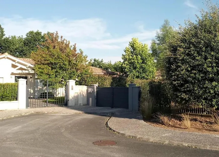 Petite Maison Avec Jardin Entre Lac Et Village